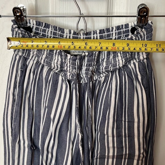 Hollister 2 Piece Set - Picture 4 of 7